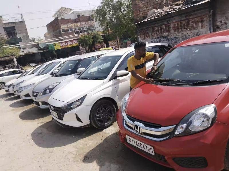 Honda Amaze and Hyundai i20 cars on the lot